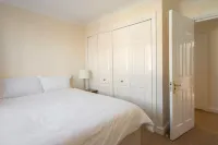 Abingdon House - 4 Br on the Marina - 3-Star