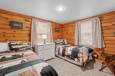 Lakefront Wprivate Beach - Luxury Log House!