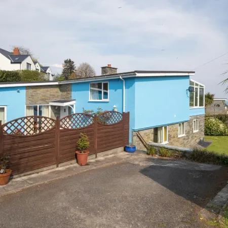 Sunningdale - Beach Side Cottage, Sea Views, Parking