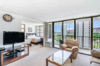 Excellent Diamond Head View Condo - Remodeled, Free Parking! by Koko Resort Vacation Rentals