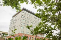 The Holman Grand Hotel Các khách sạn gần Holland College