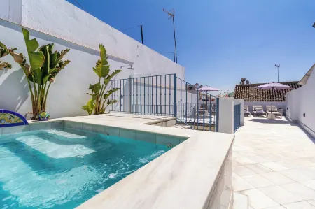 Feelathome San Lorenzo Apartments Отели рядом с достопримечательностью «Capilla de San Jose»