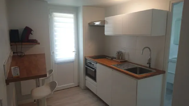 Newly renovated studio in the heart of town, separate kitchen