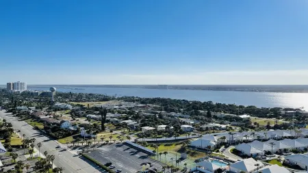 Spectacular Ocean View and Bright Beach Condo, 2BR/2Bath, the Best on the Shores