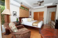 Tropical Rendezvous Suite - Luxury Studio in tropical gardens with koi ponds.