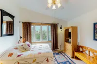 Renovated condo with mountain views, fireplace & spiral staircase - walk to lift Hôtels à : Girdwood