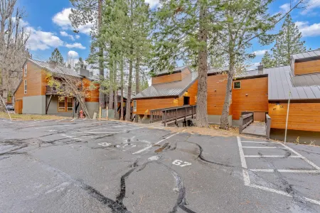 Cozy Living Space and Modern Amenities - Charming Tahoe Getaway Отели в г. Доллар Пойнт