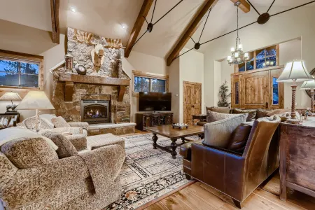 Spacious Open Layout and Private Hot Tub - Inviting Mountain Retreat