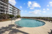 Oceanfront Top Floor Villa, Large Balcony, & Community Pool in Wild Dunes! 棕櫚島住宿飯店