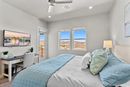 Private Hot Tub, Fire Pit, and Tropical Pool Access - Elegant Oasis