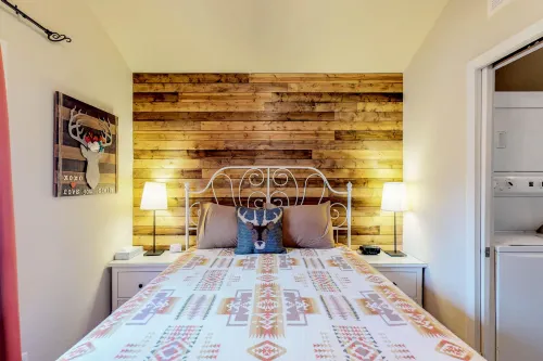 Tiny home cottage w/ mountain view, kitchen & firepit - dogs OK Hotels in Green Mountain Falls