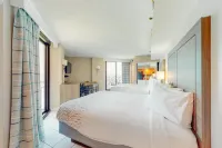 12th floor, newly renovated ocean-view studio with AC, pool & hot tub access & WiFi Myrtle Beach Sport Center附近的飯店