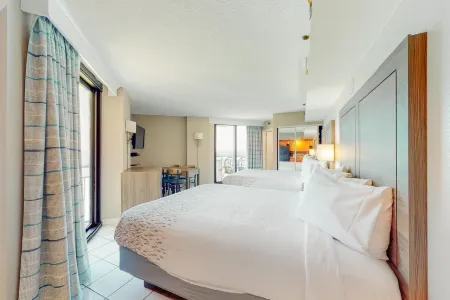 12th floor, newly renovated ocean-view studio with AC, pool & hot tub access & WiFi