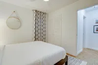 Solar Powered with Modern Amenities - Charming Eco-Friendly Haven فنادق في 