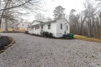 Cozy Living, Modern Kitchen and Private Patio - Charming Retreat Hotels in Knox County