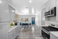 Chic Retreat - Stylist Home Conveniently Equipped-Yard, AC