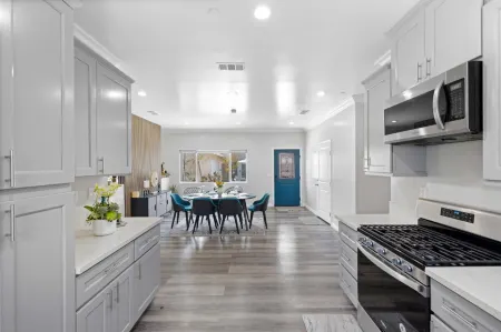 Chic Retreat - Stylist Home Conveniently Equipped-Yard, AC