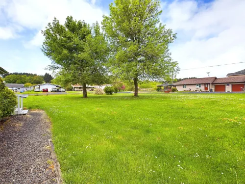 Charming Bungalow Hideaway with Expansive Backyard - Cozy Retreat Hotels in Philomath