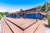 Ocean View Home w/ Private Hot Tub, Deck & Fireplace - Walk to Cooks Beach Hotels near Bowling Ball Beach