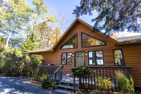 Mountain Views and Hot Tub - Cozy Upscale Cabin Retreat