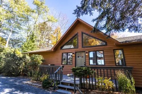 Mountain Views and Hot Tub - Cozy Upscale Cabin Retreat