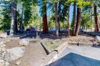 Convenient condo near the lake with shared pool & hot tub 塔霍維斯塔住宿飯店