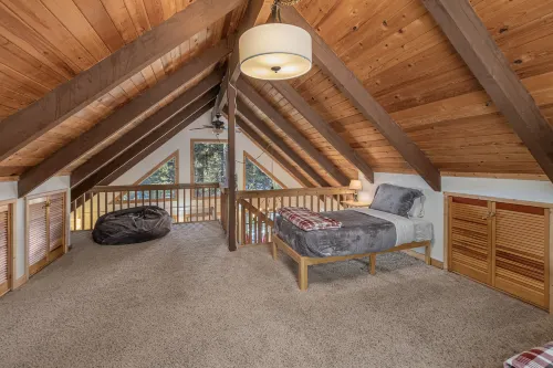 Breathtaking River Views and Expansive Deck - Charming Cabin Retreat
