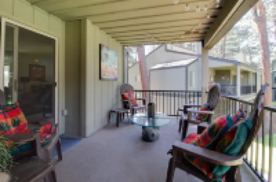 Charming Condo with Cozy Fireplace and Clubhouse Access - Delightful Retreat