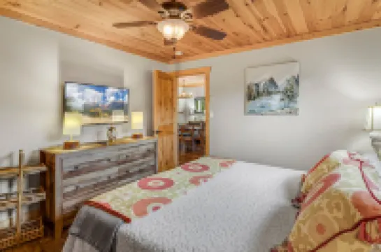 Charming Downtown Retreat with Rustic Modern Touches - Delightful Getaway