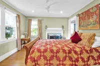 Picturesque Sanctuary with Music Room - Charming Historical Retreat โรงแรมใน