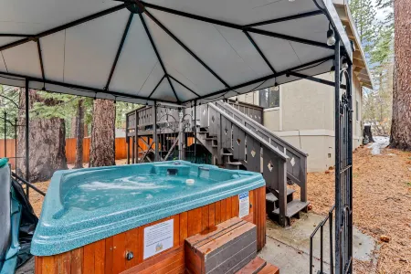 Private Hot Tub and Spacious Living Area - Inviting Cozy Cabin