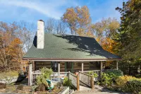 Charming Cabin with Hot Tub and Scenic Decks - Cozy Mountain Retreat
