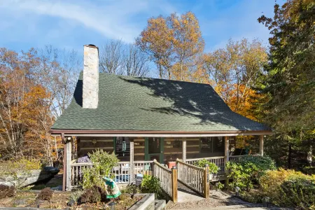 Charming Cabin with Hot Tub and Scenic Decks - Cozy Mountain Retreat