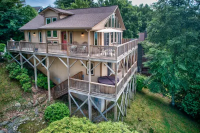 Expansive Views and Relaxing Hot Tub - Stunning Mountain Haven Hotels in der Nähe von Tweetsie Railroad