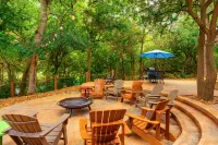 Riverside Oasis and Spacious Amenities - Charming Texas Retreat