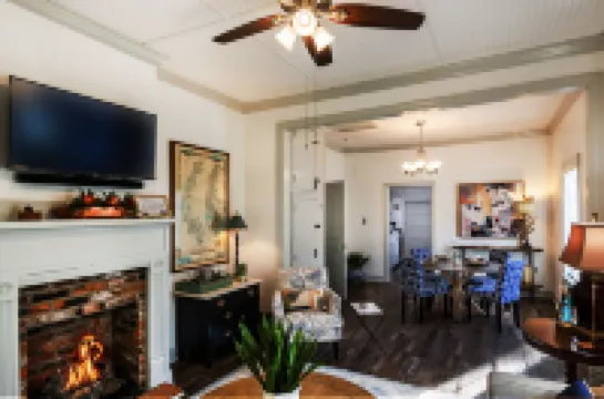 Full Kitchen and Scenic Fire-Pit - Charming Historic Cottage