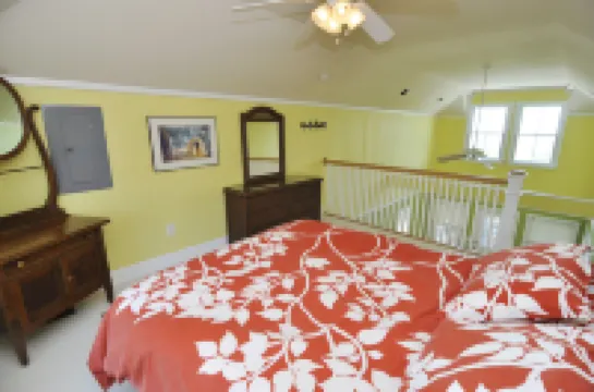 Charming Loft Retreat with Screened Porch - Cozy and Inviting Escape