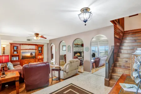 Breathtaking Lake Views and Hot Tub - Charming Lake House Retreat