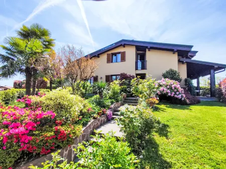 Azalea Отели рядом с достопримечательностью «Parco di Villa Peduzzi»