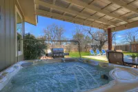 Expansive Pool, Bubbling Hot Tub and Party Barn - Stunning Retreat
