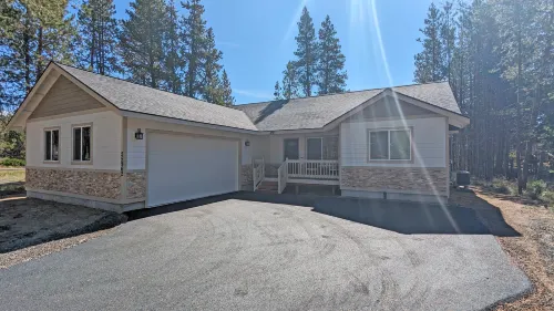Hot Tub and Game Table in Wooded Oasis - Stylish Modern Retreat Hotels in Three Rivers