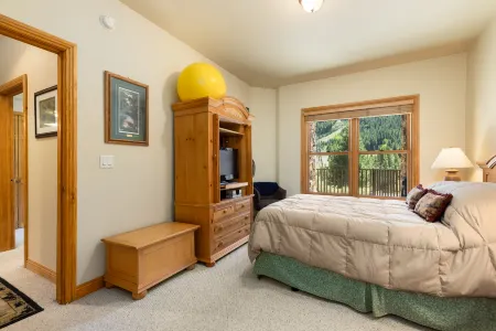 Spacious Living and Mountain Views - Luxurious Family Retreat