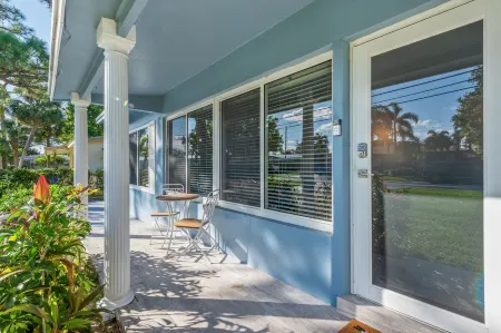 Pool*grill*fenced yard*pets ok*3 bedroom*2 bath*6 minutes to beach*private home Отели в г. Помпано-Бич