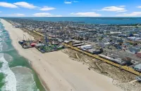 Oceanfront Escape Just Steps to Beach & Boardwalk with 4 Beach Badges 2 Car Park
