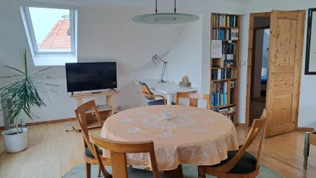 Dachgeschosswohnung Lichterfelde Отели рядом с достопримечательностью «Glienicker Brücke»