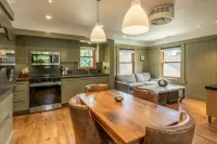 Scenic Views and Cozy Lodge Decor - Charming Mountain Escape