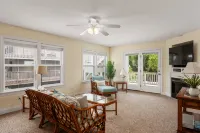 Stunning Waterfront Escape with Private Pool - Luxurious Soundside Oasis Hotels in der Nähe von Life is Good