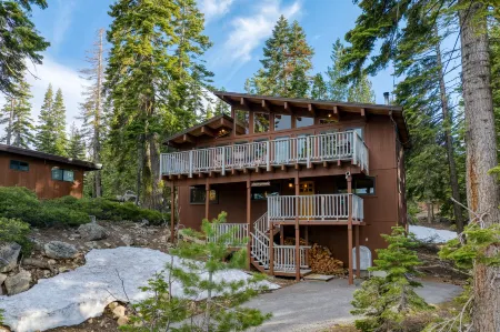 Lake Access and Scenic Deck with BBQ Grill - Exquisite Mountain Haven Отели в г. Tahoma