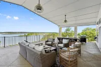 Paradise by the lake - Lonestar Lakehouse