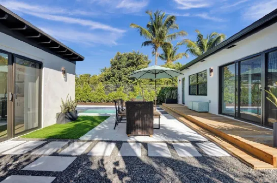 Costal Bungalow & guest house - by the beach!